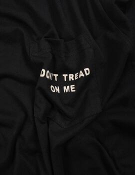 IRON AND RESIN CAMISETA DONT TREAD ON ME POCKET