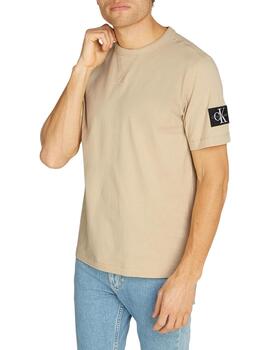 CALVIN KLEIN CAMISETA BADGE REGULAR BEIGE