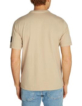 CALVIN KLEIN CAMISETA BADGE REGULAR BEIGE