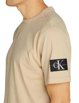 CALVIN KLEIN CAMISETA BADGE REGULAR BEIGE