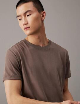 CALVIN KLEIN CAMISETA MARRON BADGE TURN UP