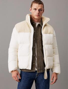 CALVIN CAZADORA BEIGE PLUMAS SHERPA