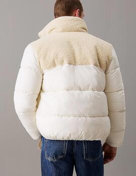 CALVIN CAZADORA BEIGE PLUMAS SHERPA