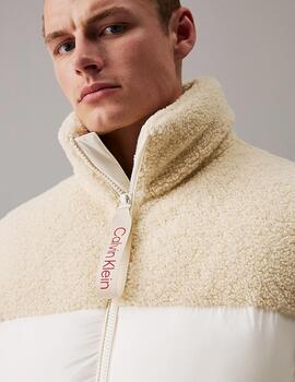 CALVIN CAZADORA BEIGE PLUMAS SHERPA