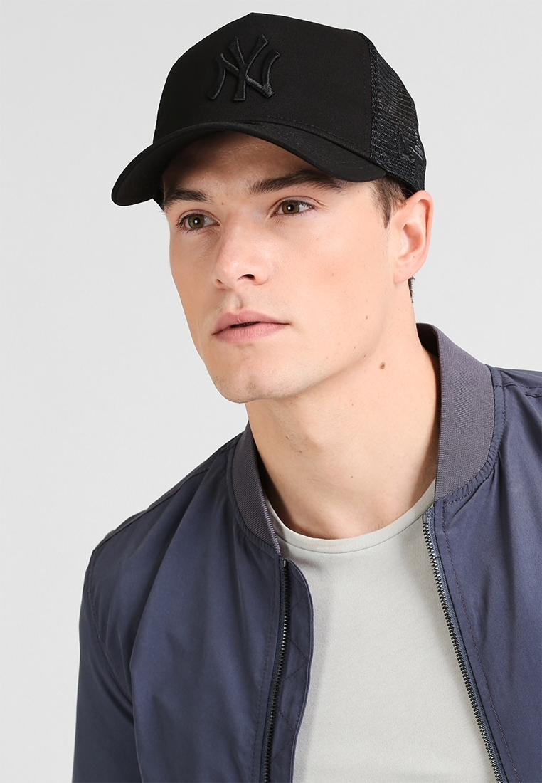 NEW ERA GORRA NEGRA TRUCKER NEYYAN
