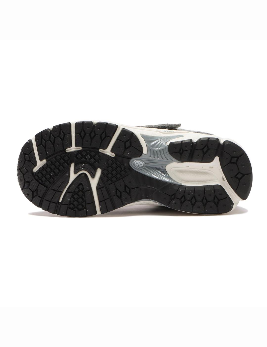 NEW BALANCE ZAPATILLA 2002 GRIS