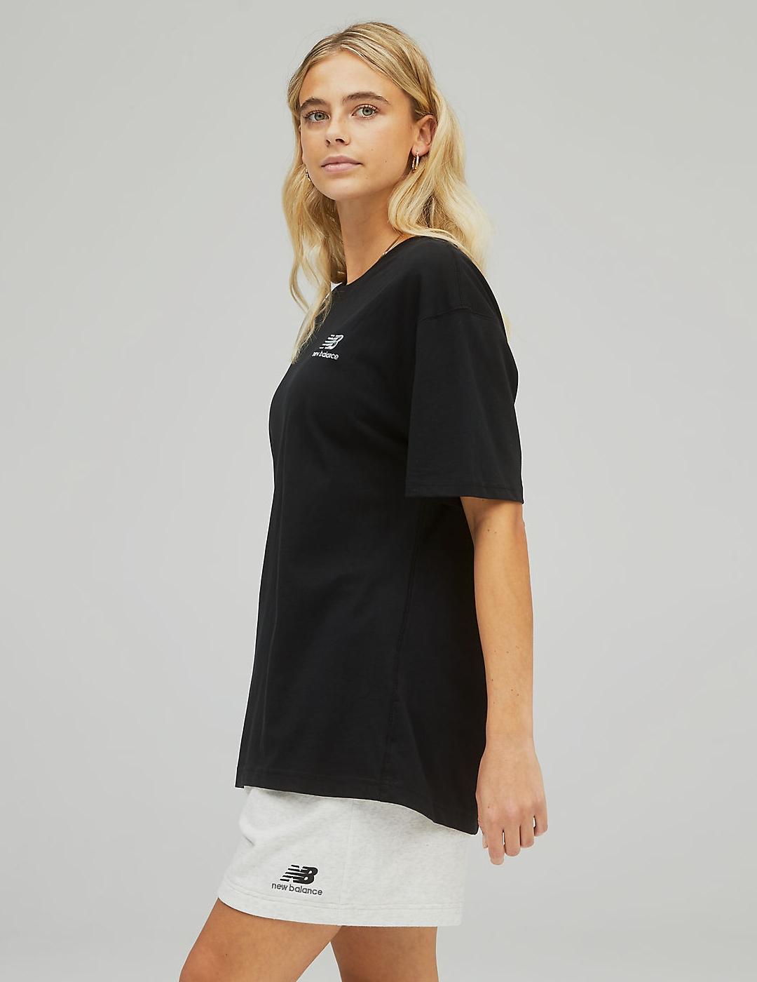 CAMISETA NEW BALANCE ESSENTIALS NEGRA