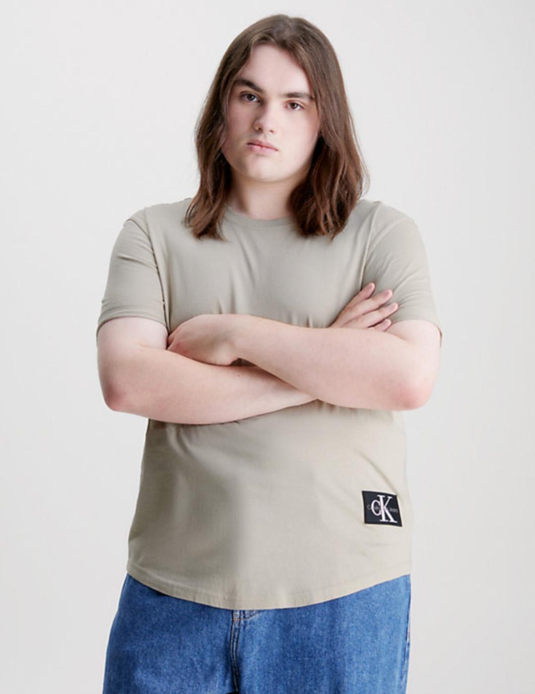 CALVIN KLEIN CAMISETA TAUPE BADGE TURN