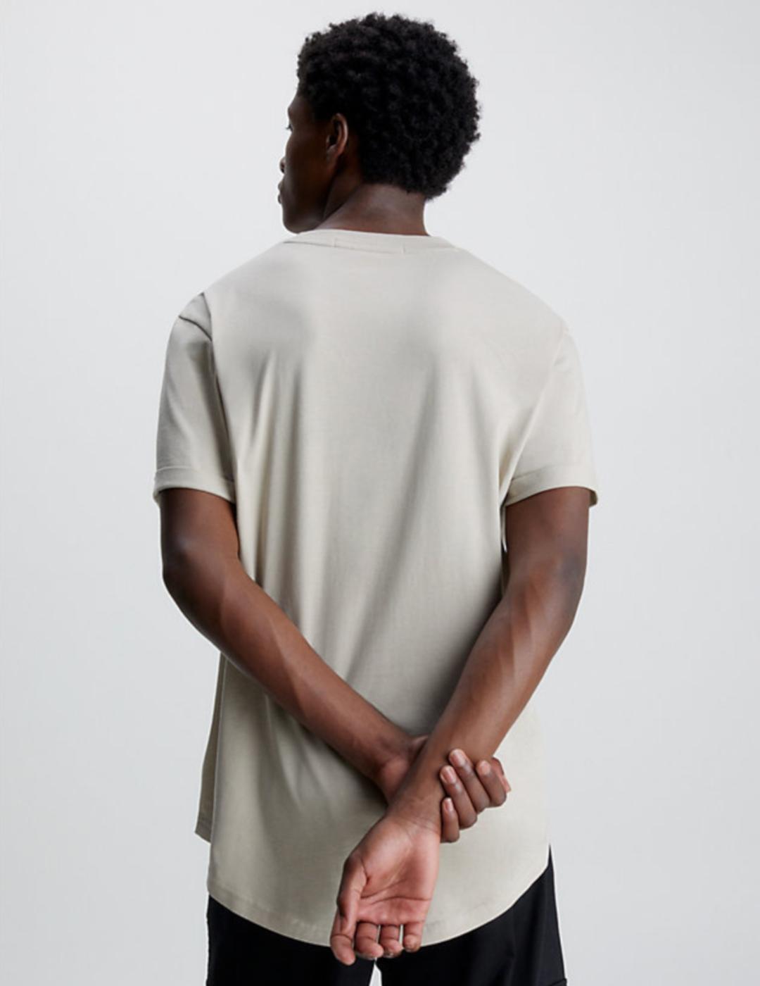 CALVIN KLEIN CAMISETA TAUPE BADGE TURN