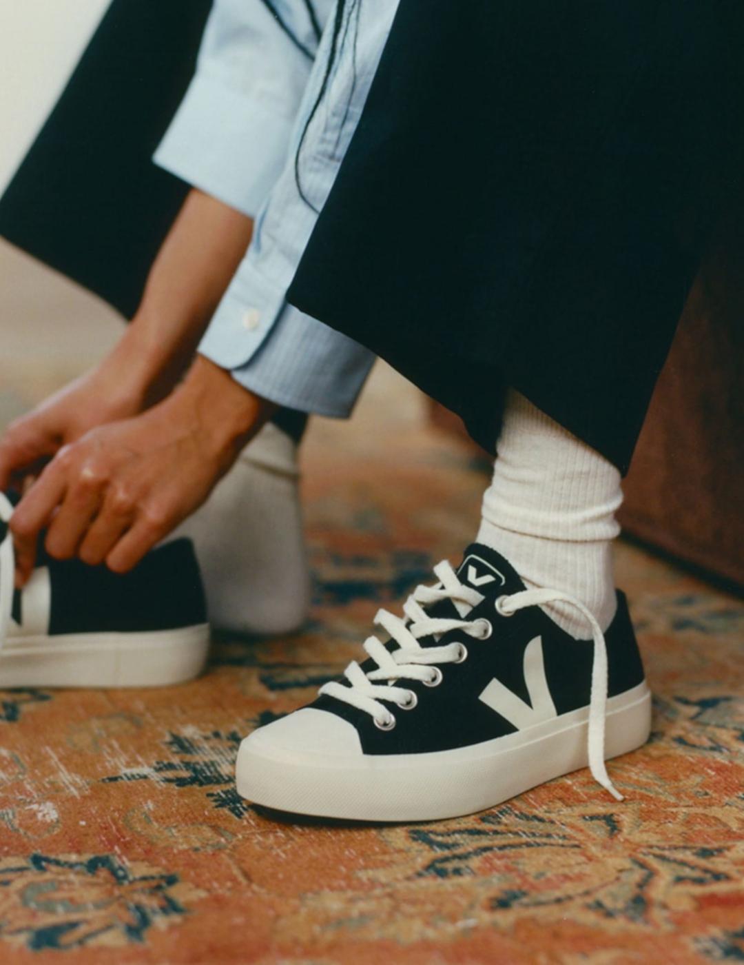 VEJA WATTA LOW NEGRA