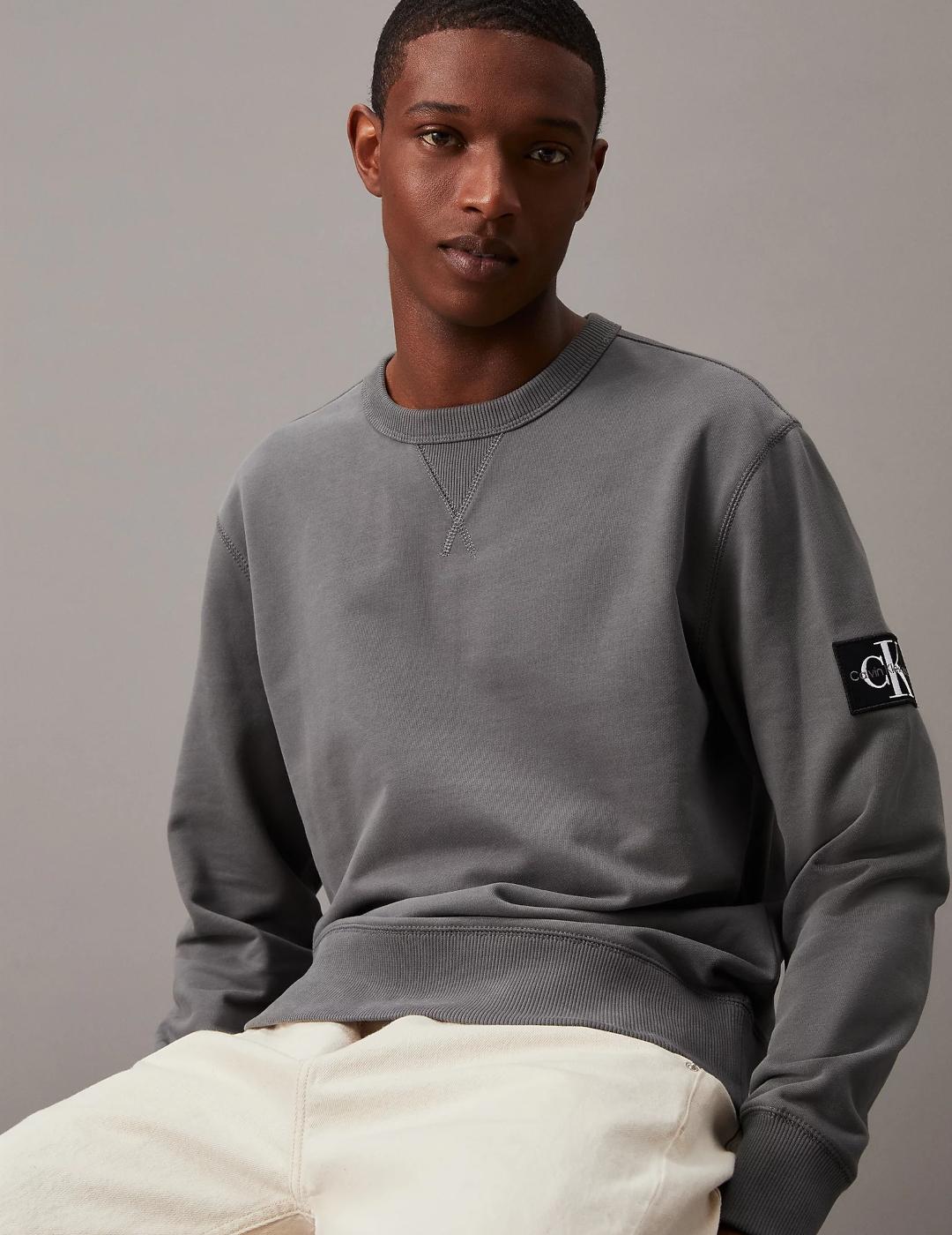 CALVIN KLEIN SUDADERA BADGE GRIS