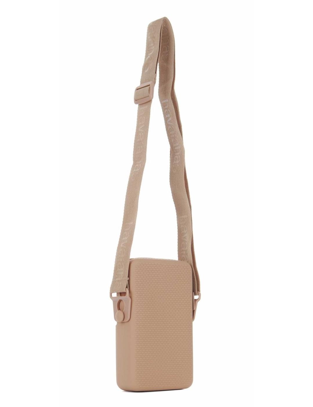 Bolsos y Havaianas en beige para hombre. 50-70 caracteres.