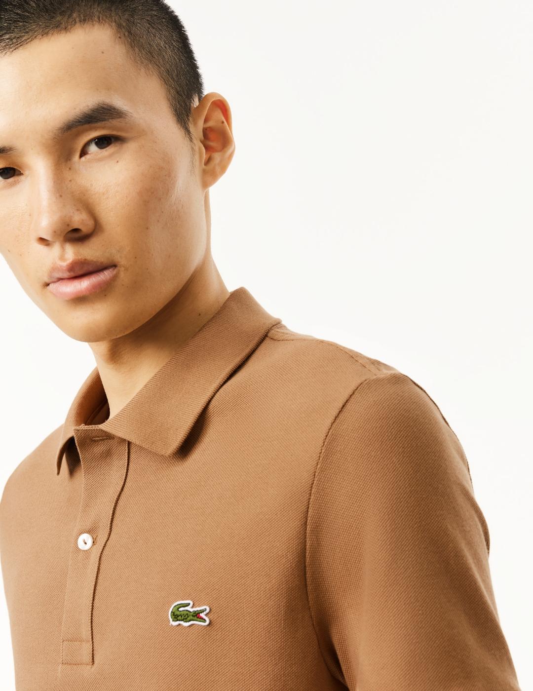 Polos Lacoste marrón para hombre: ¡Estilo clásico y elegante!
