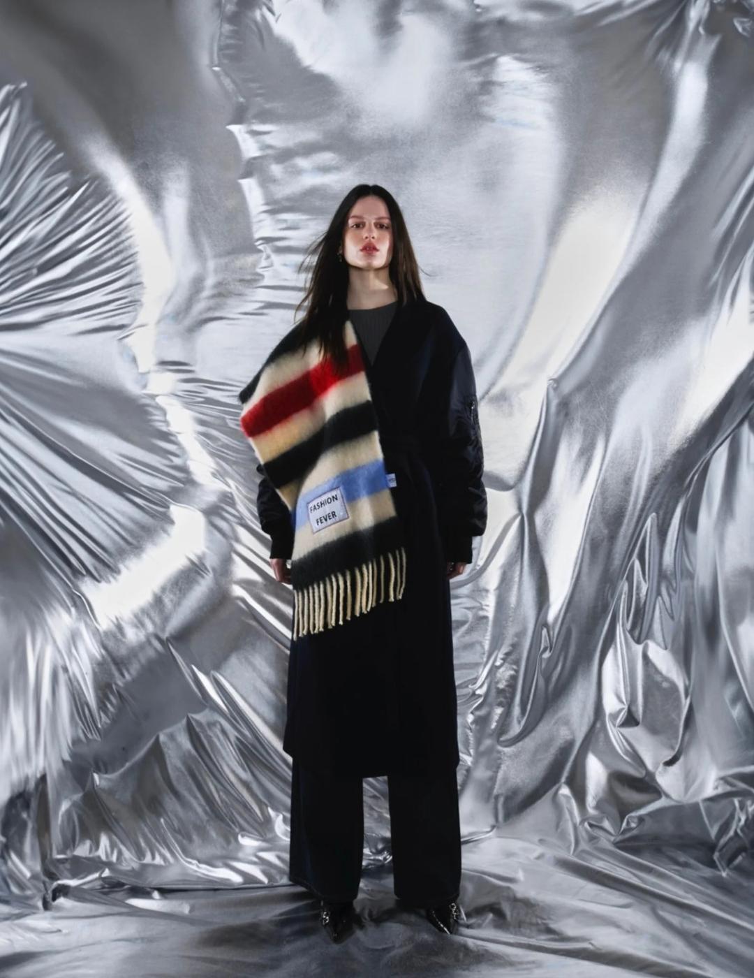 Fulares y bufandas en beige para hombre.