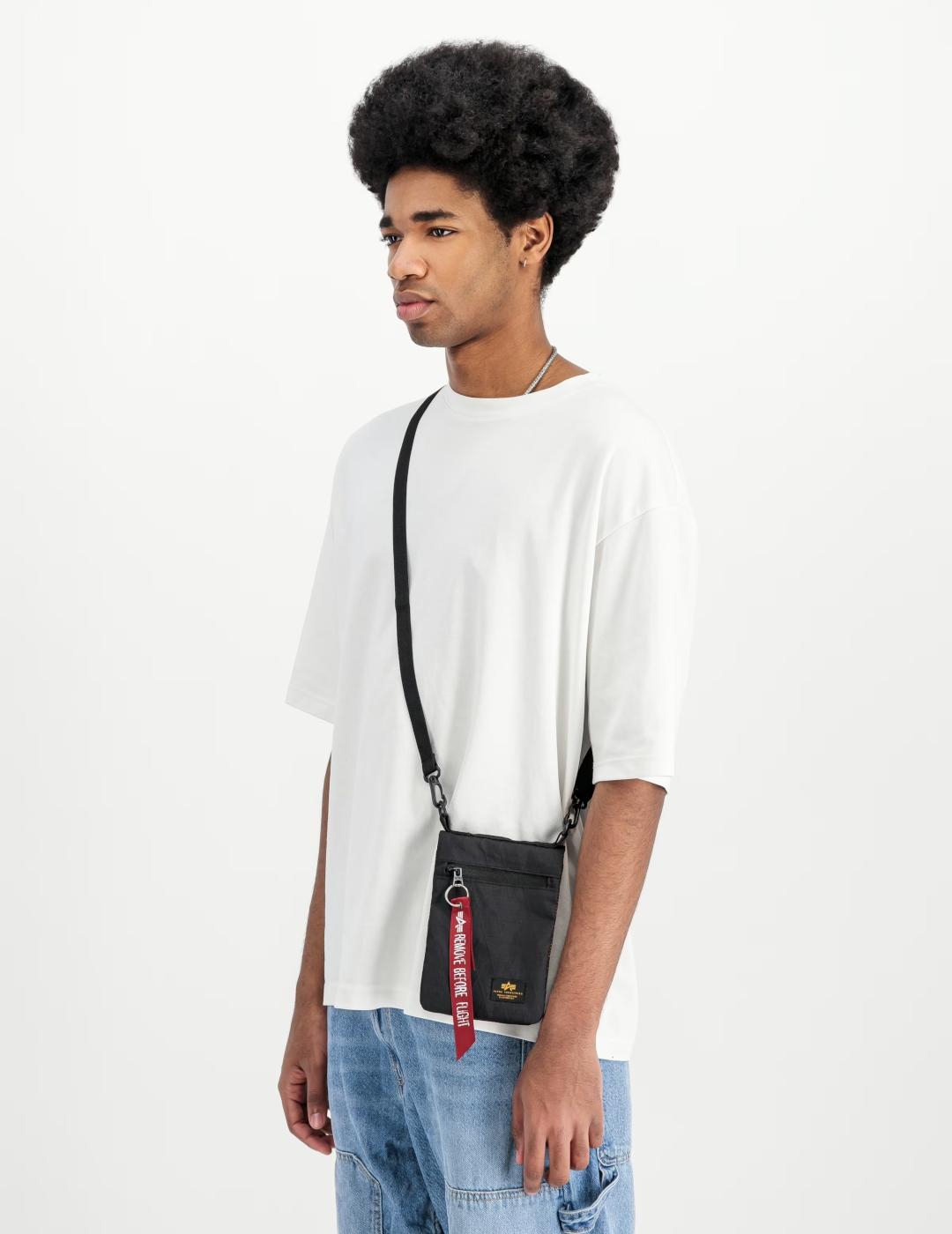 ALPHA MINI BOLSO NEGRO TRAVEL SLING