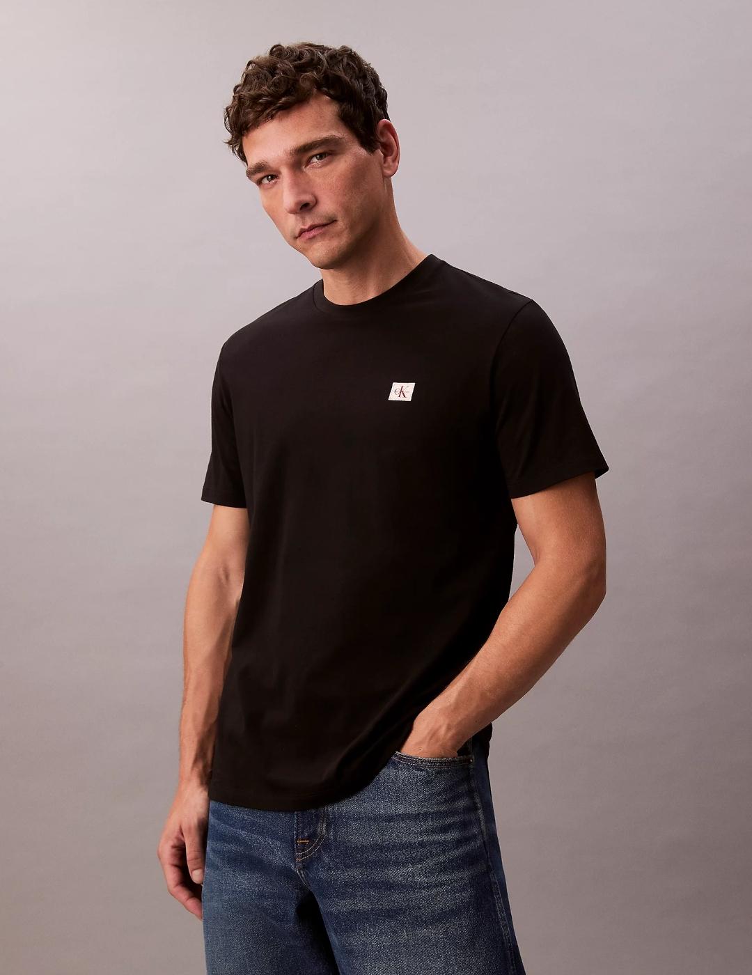 CALVIN KLEIN CAMISETA NEGRA BADGE