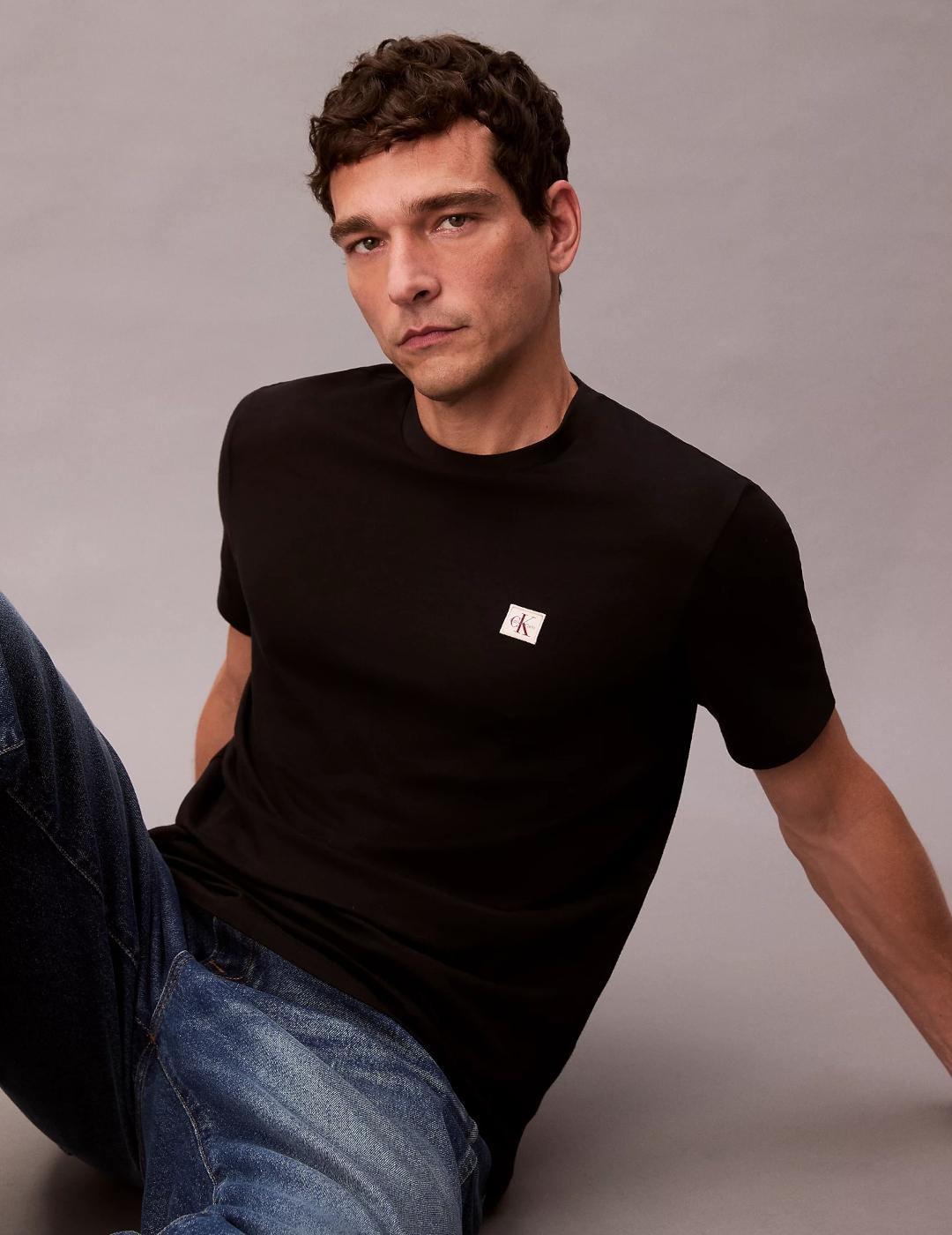 CALVIN KLEIN CAMISETA NEGRA BADGE