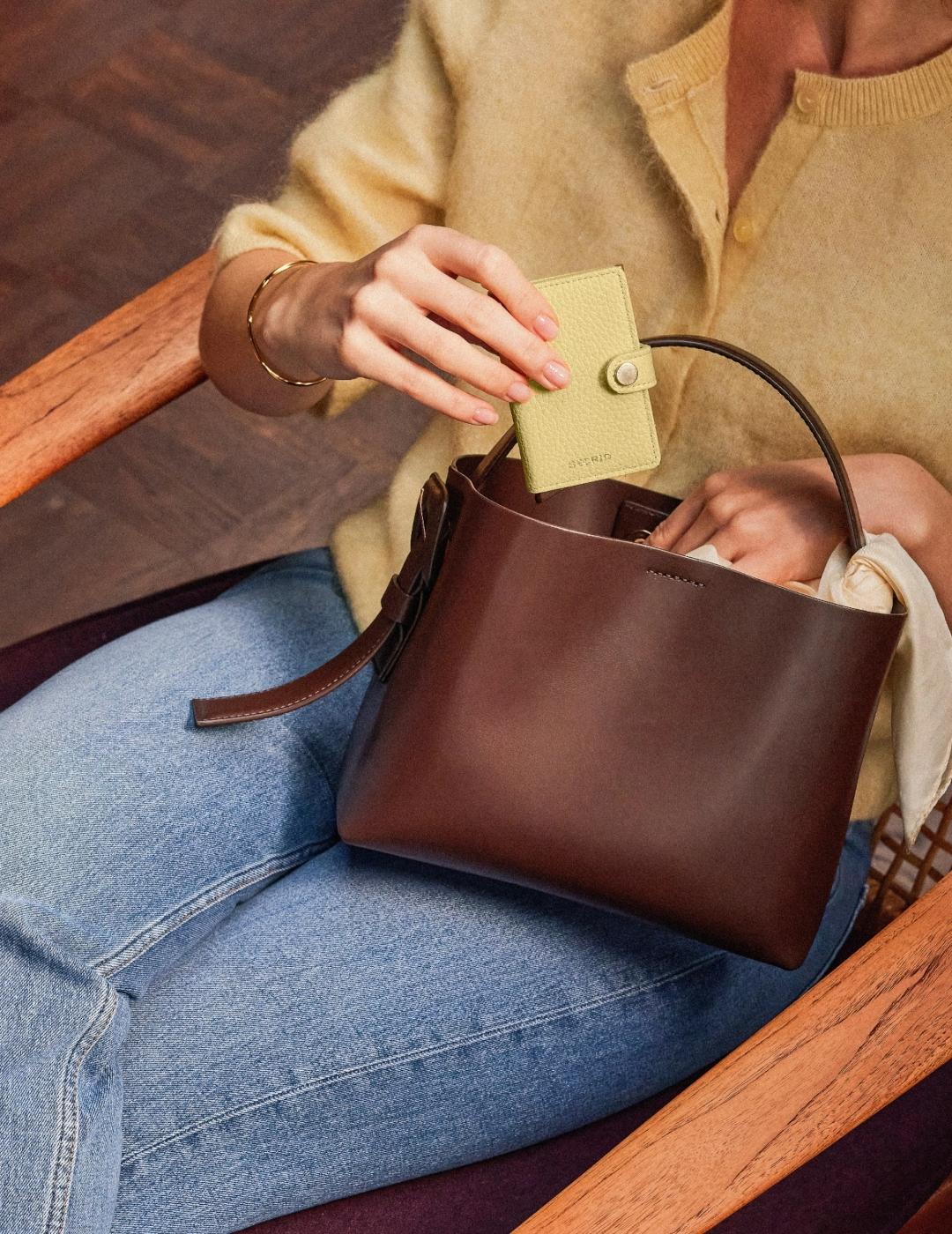 SECRID MINIWALLET PEBBLE BUTTER YELLOW