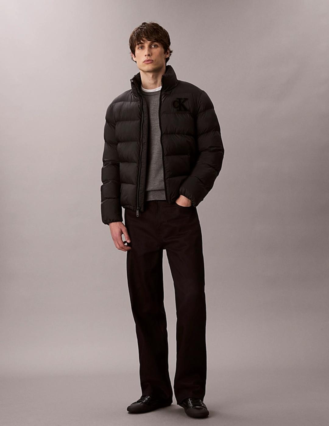 CALVIN CAZADORA NEGRA PLUMAS NYLON MONOGRAM