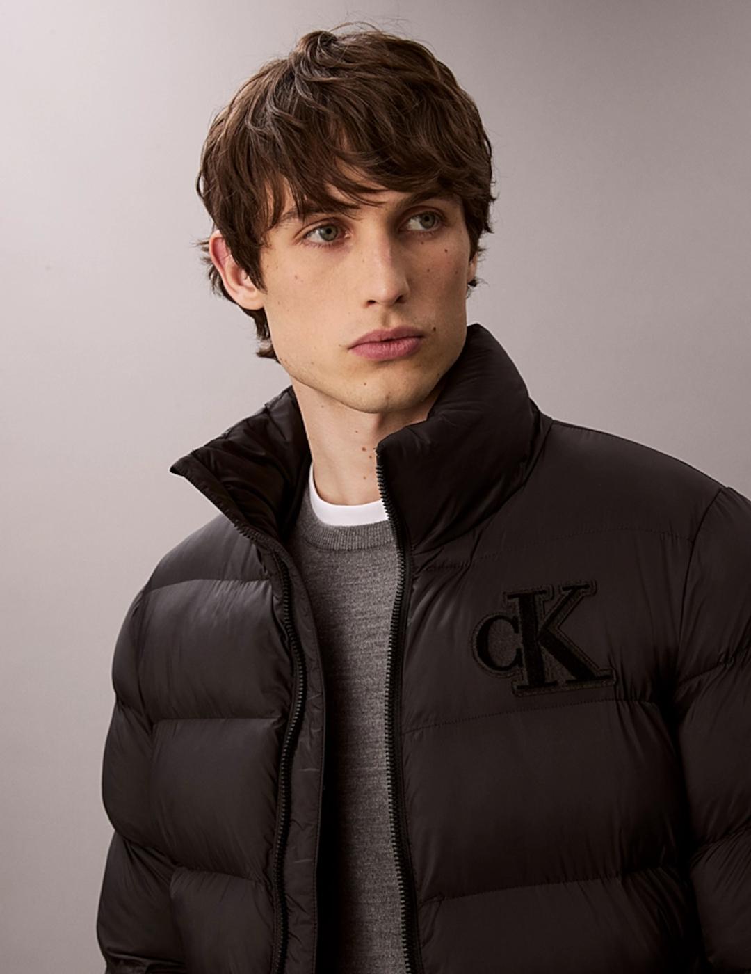 CALVIN CAZADORA NEGRA PLUMAS NYLON MONOGRAM