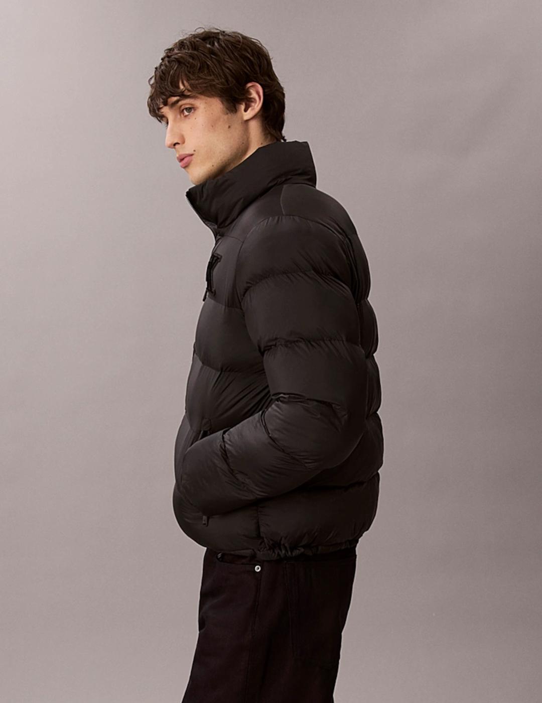 CALVIN CAZADORA NEGRA PLUMAS NYLON MONOGRAM