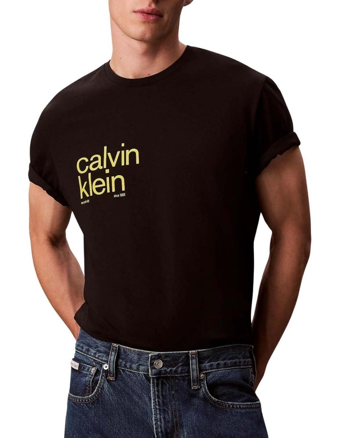 CALVIN KLEIN CAMISETA NEGRA LETRAS VERDES