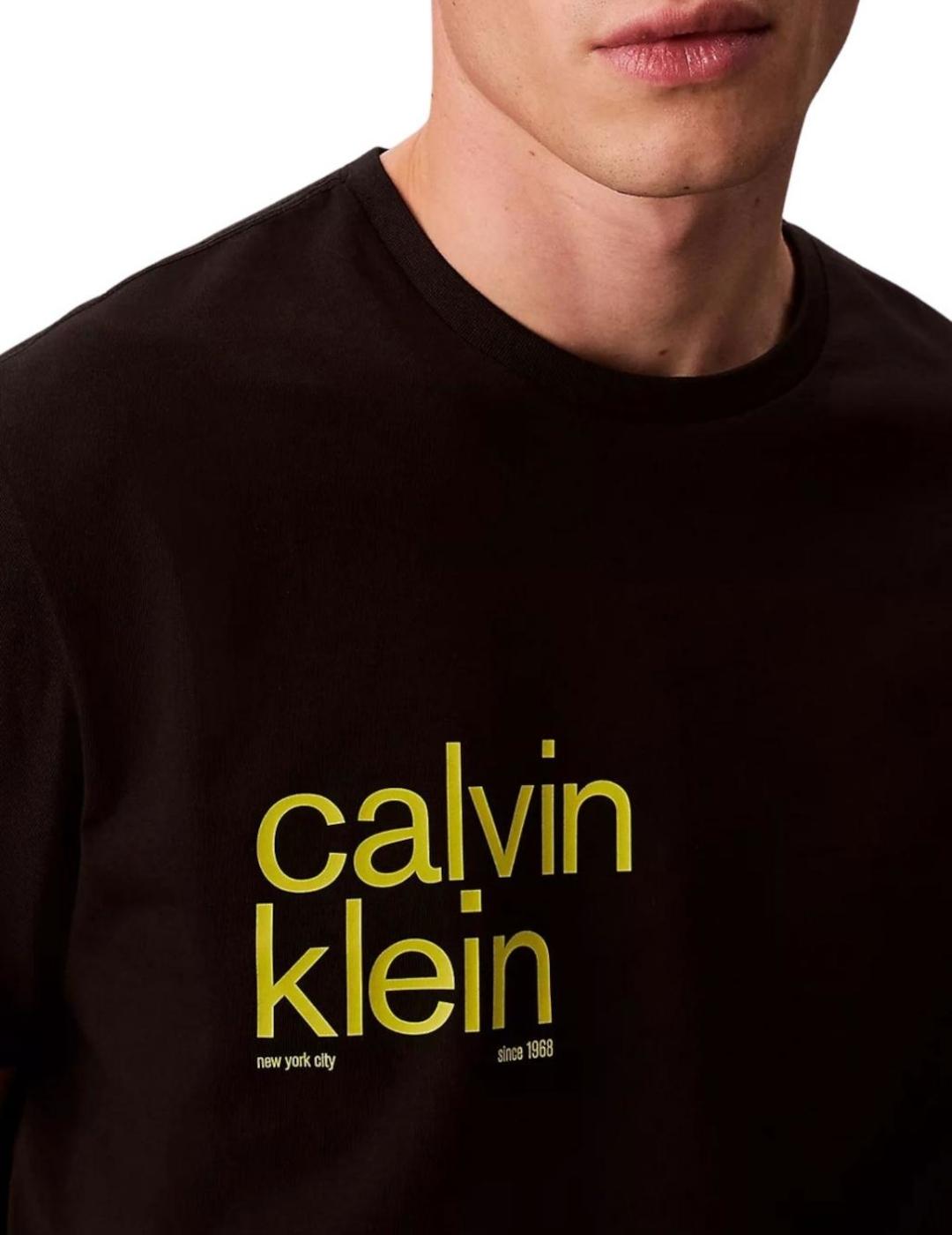 CALVIN KLEIN CAMISETA NEGRA LETRAS VERDES