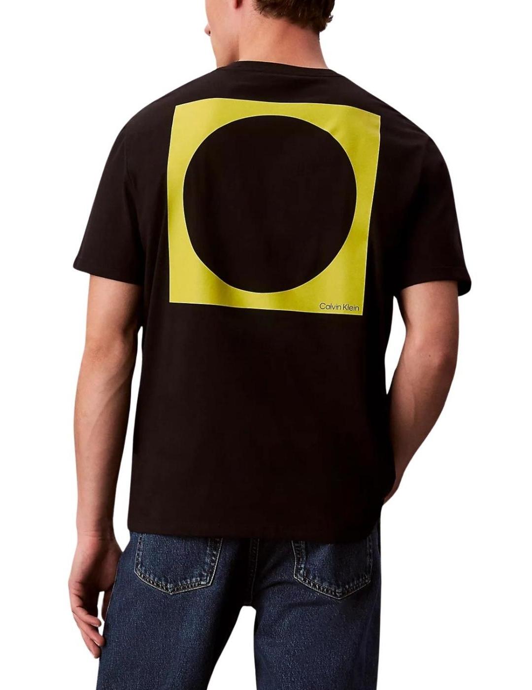 CALVIN KLEIN CAMISETA NEGRA LETRAS VERDES