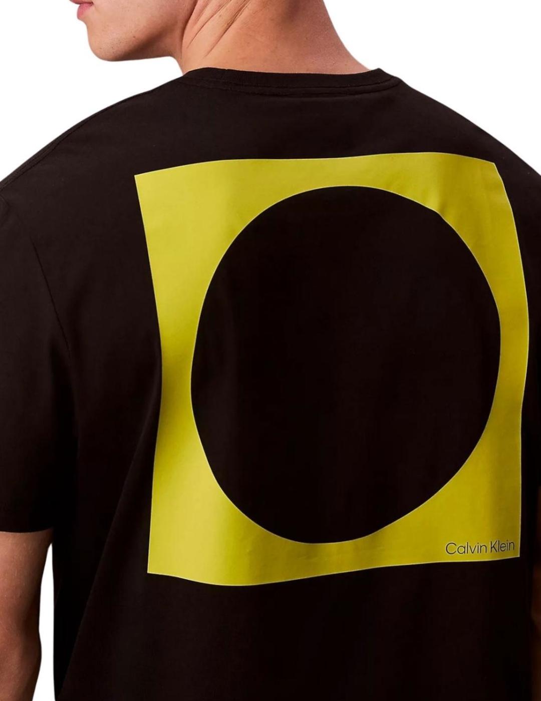 CALVIN KLEIN CAMISETA NEGRA LETRAS VERDES