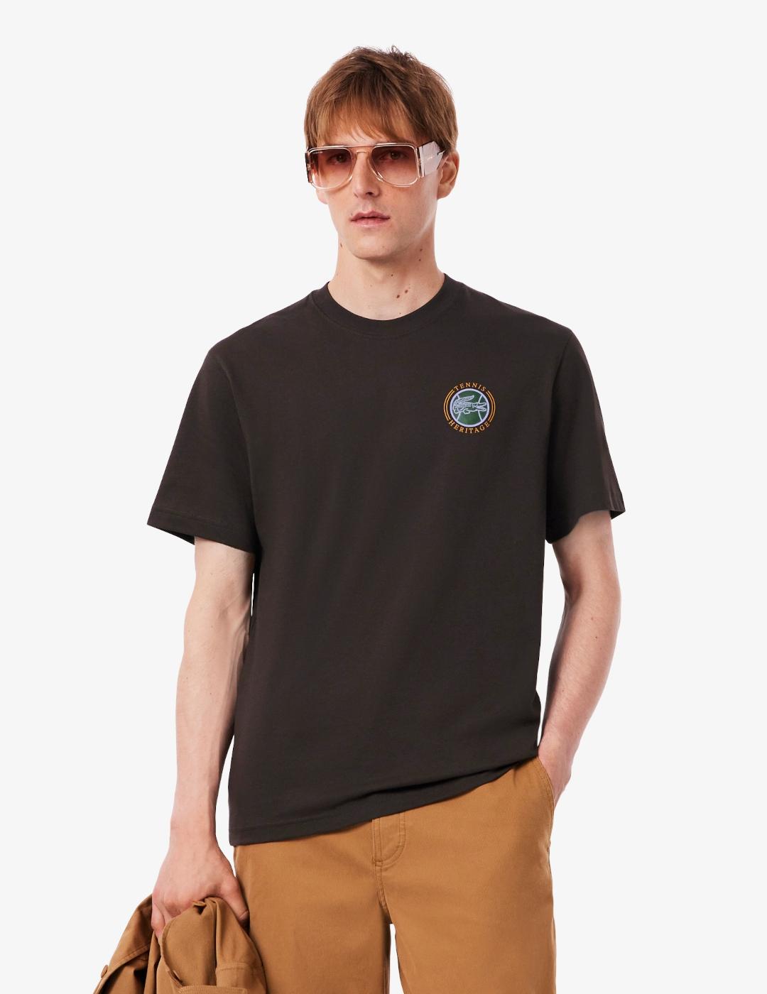 LACOSTE CAMISETA MARRÓN LOGO TENNIS