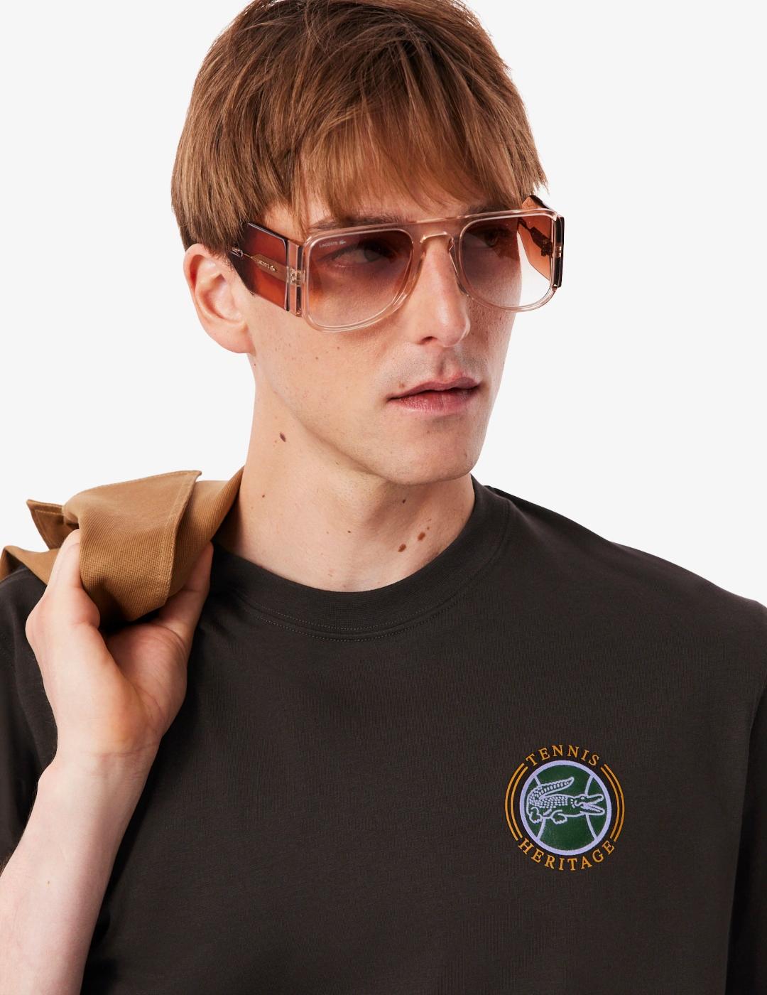 LACOSTE CAMISETA MARRÓN LOGO TENNIS