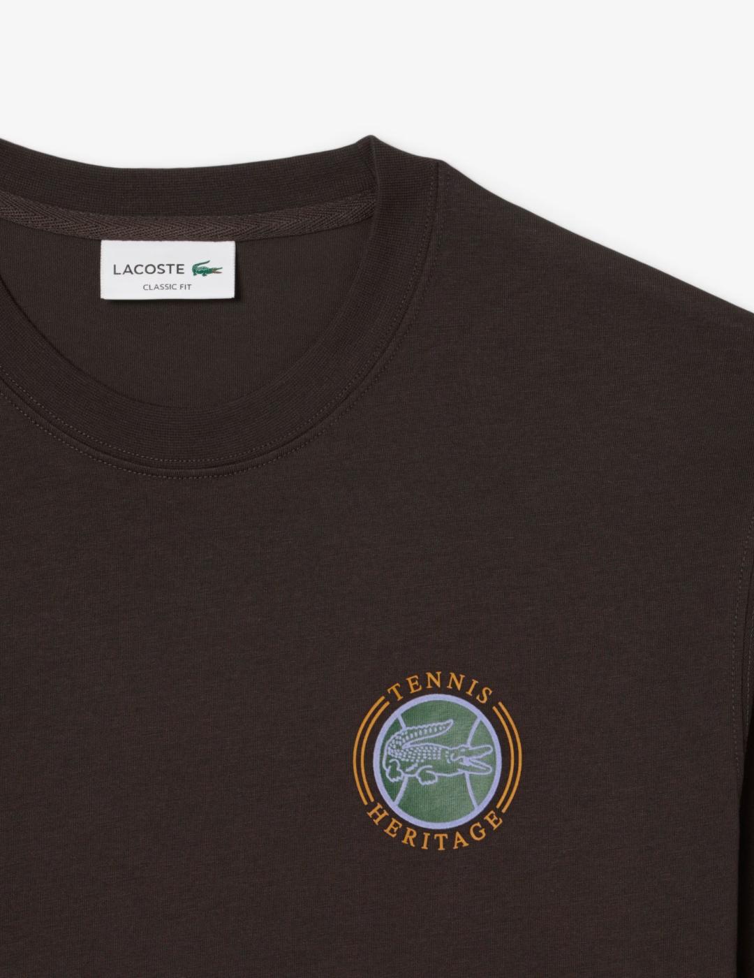 LACOSTE CAMISETA MARRÓN LOGO TENNIS